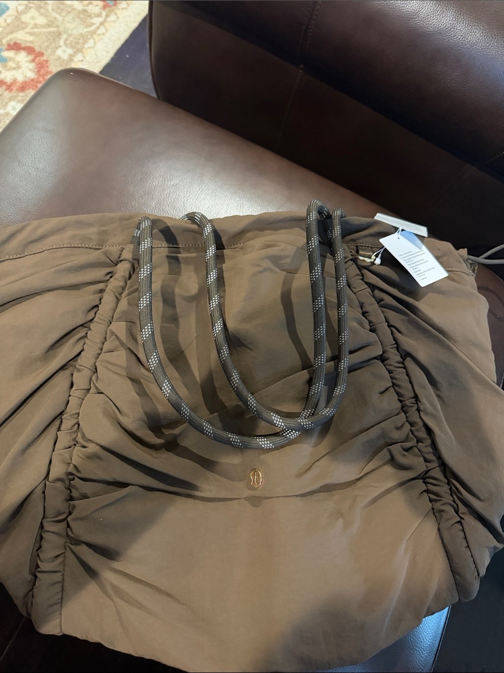 Lululemon ruched tote bag 24L in walnut brown gold color - Picture 7 of 8
